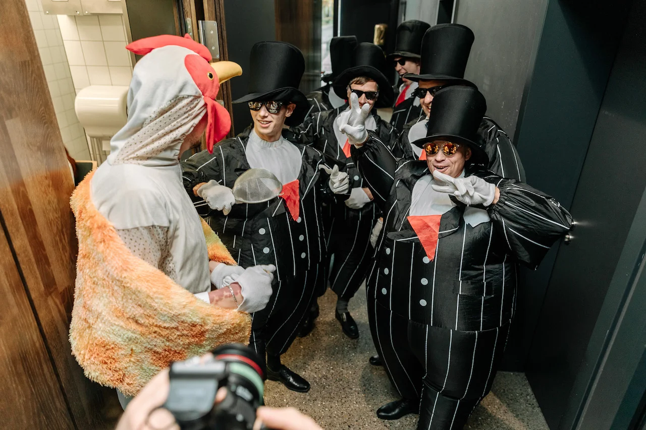 Die Gäste genießen die DJ-Party von Alex Landmann
