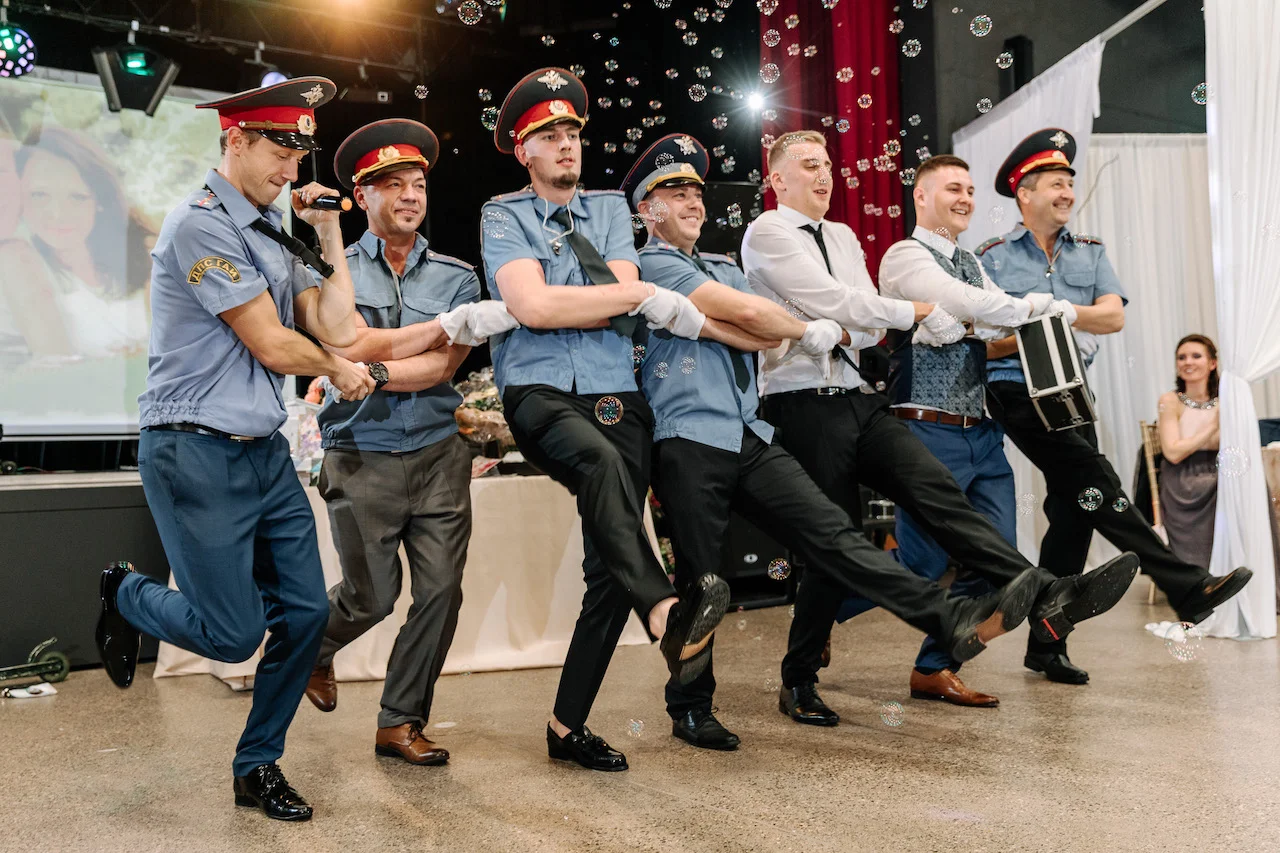 Die Gäste genießen die DJ-Party von Alex Landmann