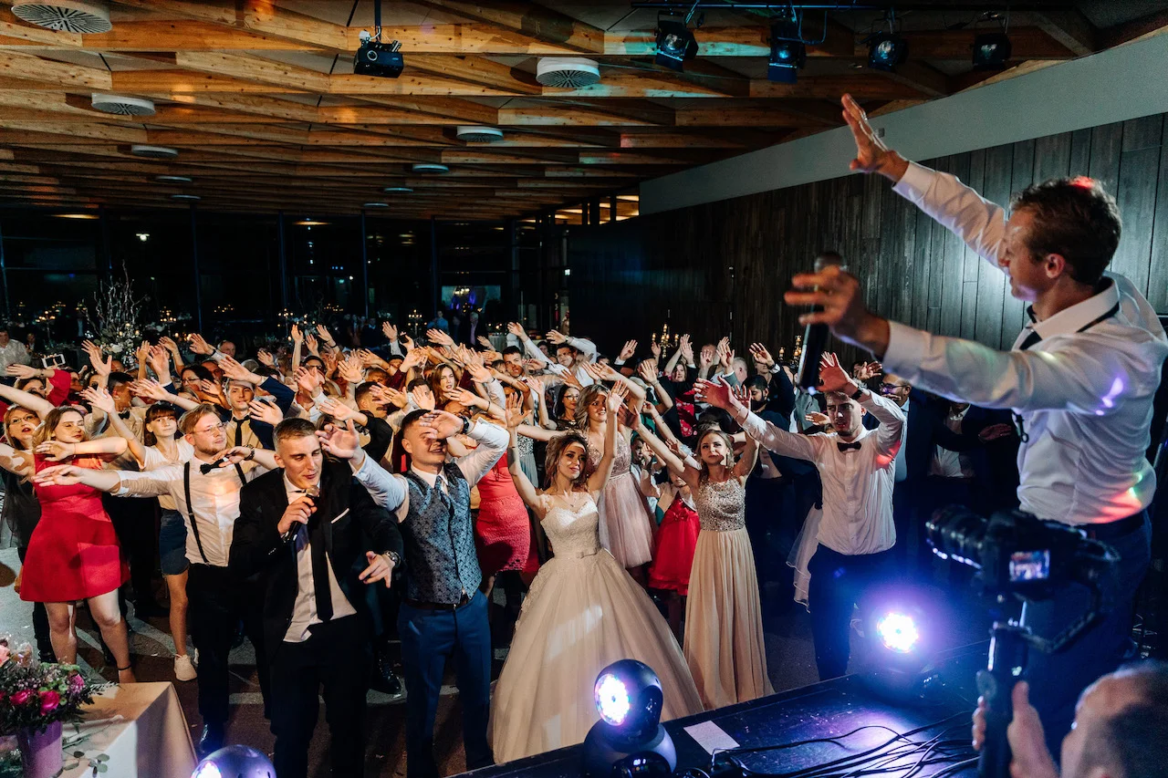 Die Gäste genießen die DJ-Party von Alex Landmann