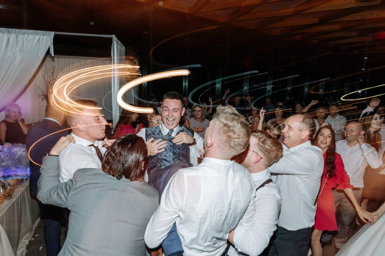 Die Gäste genießen die DJ-Party von Alex Landmann