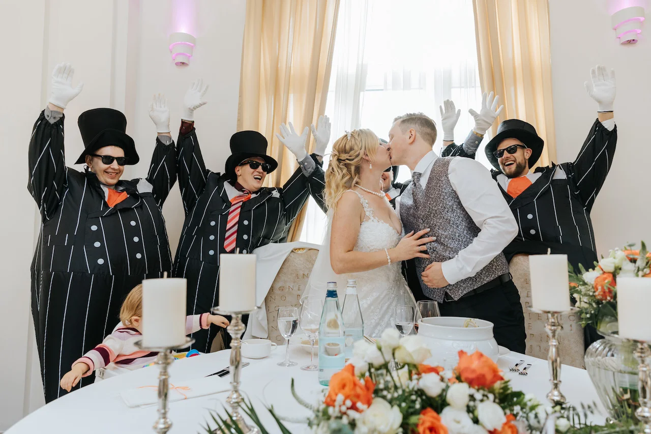 Die Gäste genießen die DJ-Party von Alex Landmann