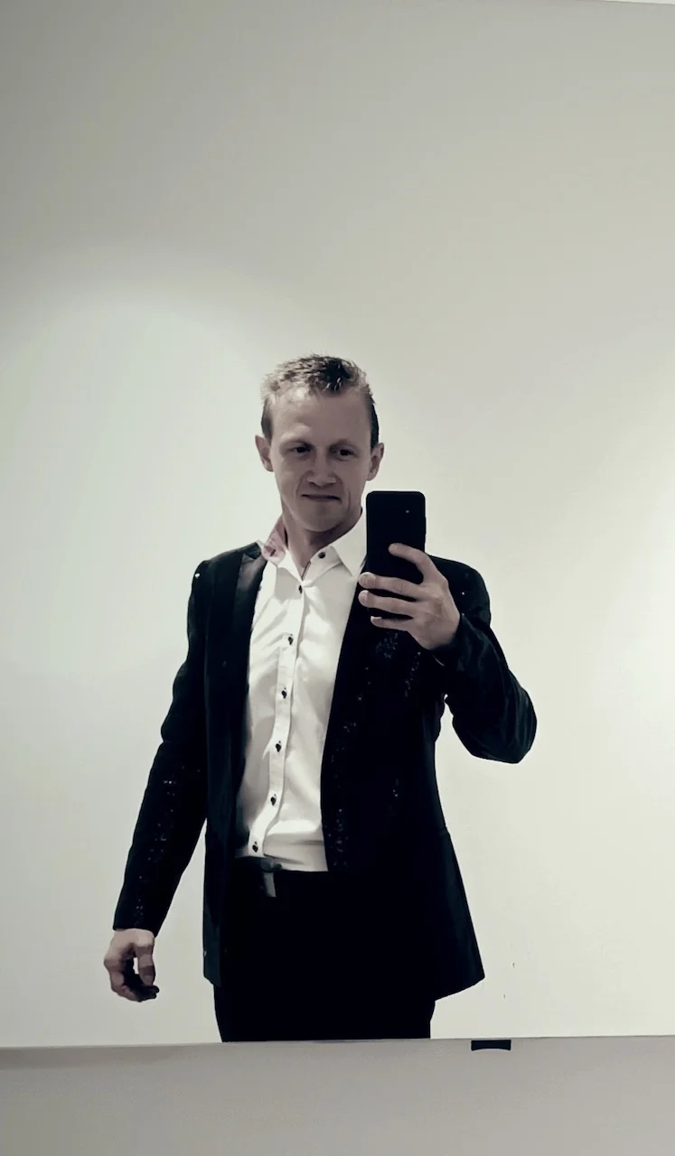Alex Landmann macht ein Spiegel-Selfie