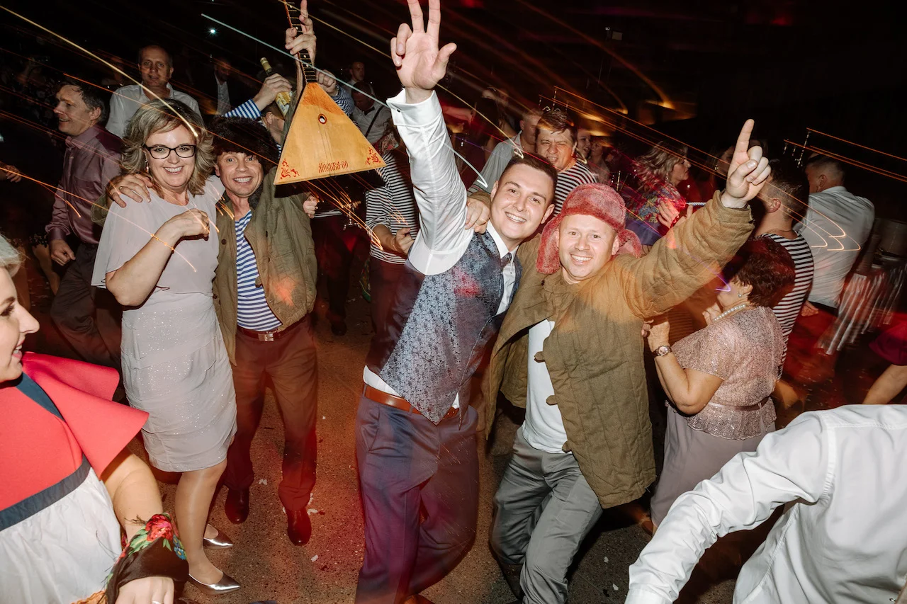 Die Gäste genießen die DJ-Party von Alex Landmann