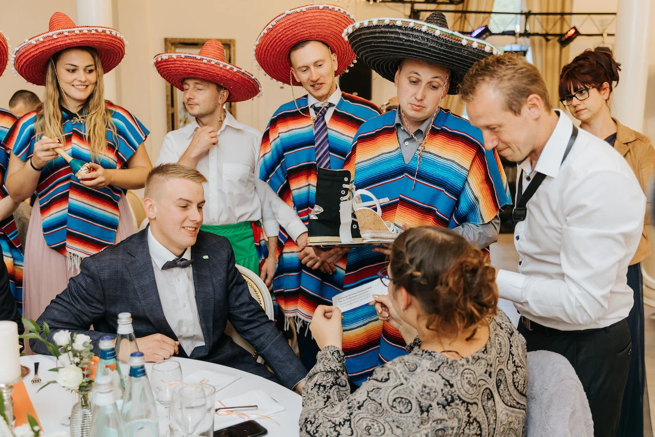 Die Gäste genießen die DJ-Party von Alex Landmann