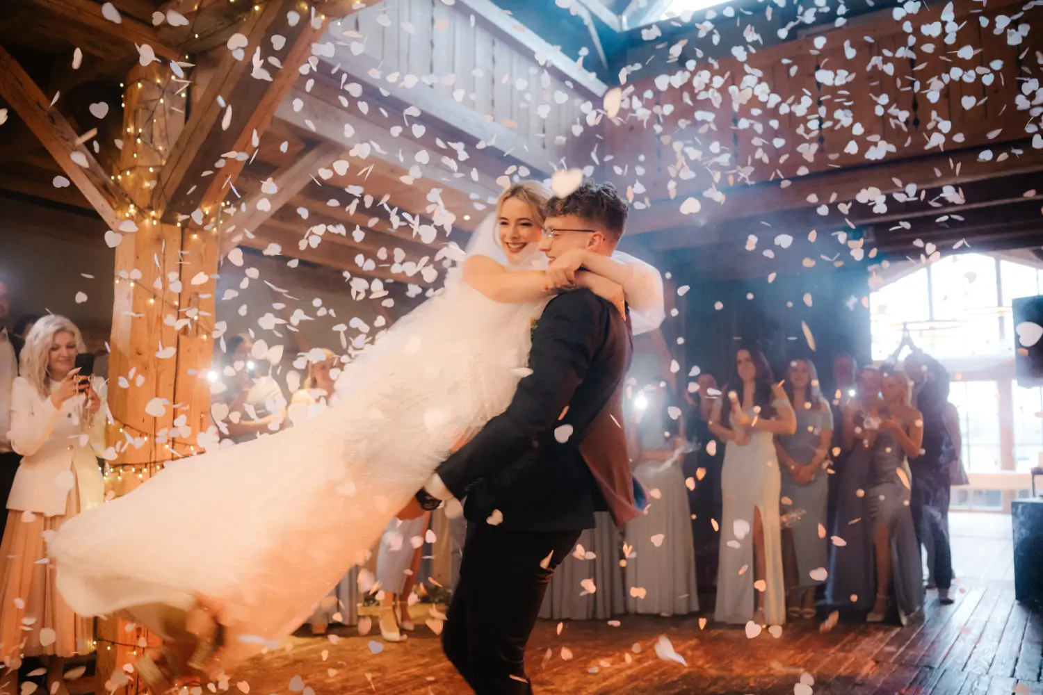 Hochzeitspaar tanzt auf der DJ-Party von Alex Landmann