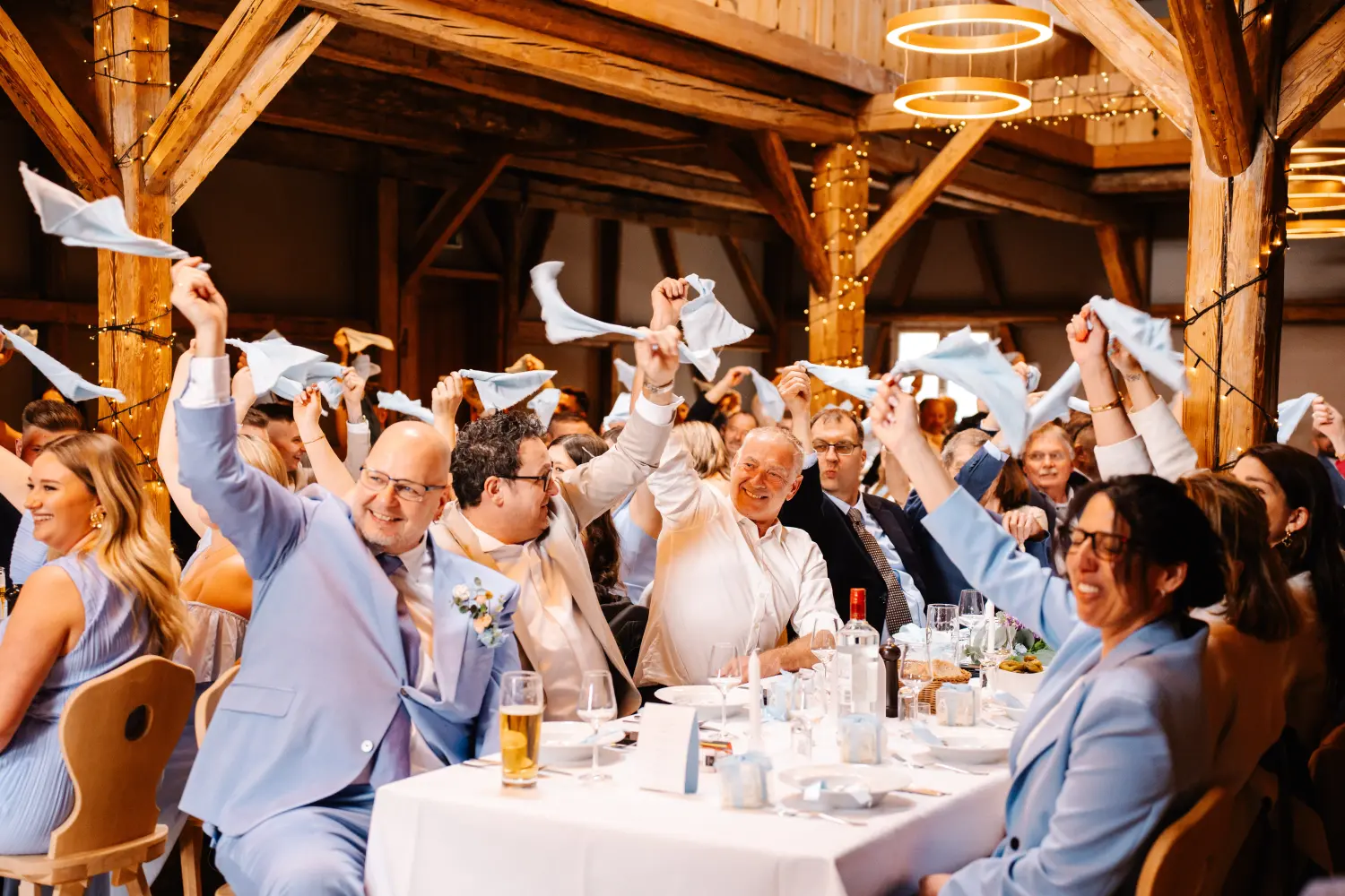 Die Gäste genießen die DJ-Party von Alex Landmann